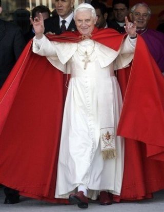 Piden a la Corte Penal Internacional investigar al Papa Papa-benedicto-saludo-illuminati